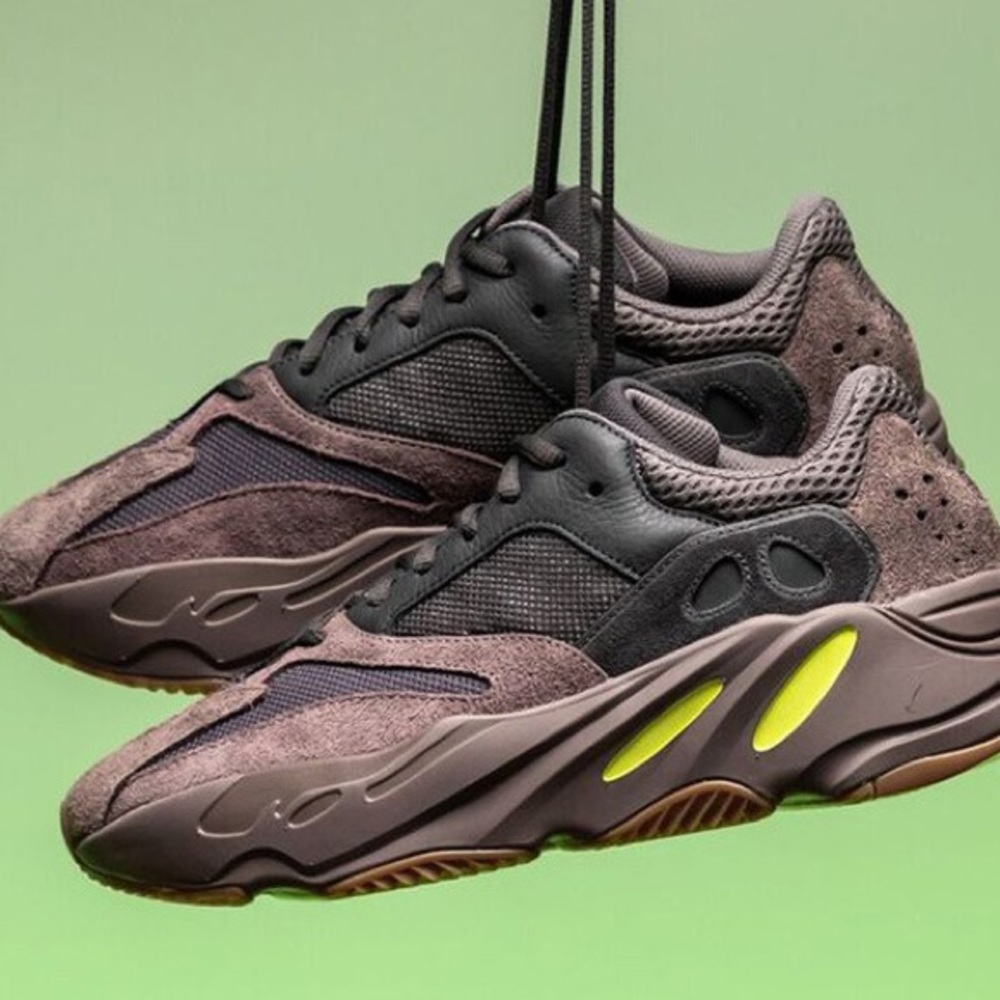 Adidas Yeezy Wave runner 700 in color Mauve